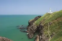 緑の崖と青い海の風景